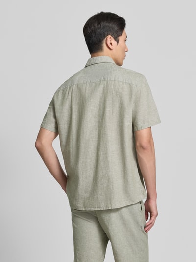 Männermodel trägt Regular Fit Freizeithemd aus Leinen-Baumwoll-Mix von MCNEAL in hellem Grün, Rückenlänge 74 cm, Schulterbreite 50 cm, Ärmellänge 25 cm, Kentkragen, Knopfleiste, Ganzkörperansicht Rückansicht.