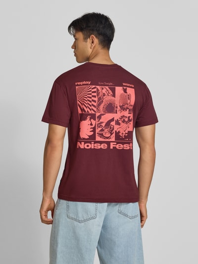 Männermodel trägt T-Shirt mit Motiv-Print und Rundhalsausschnitt von Replay, reine Baumwolle, Regular Fit, Rückenlänge 70 cm, Ganzkörperansicht Rückansicht.