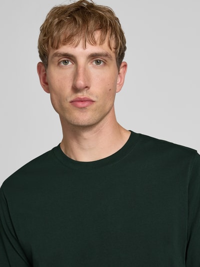 Männermodel trägt t-shirt met ronde hals van JACK & JONES, puur katoen, recht model, Model 'ORGANIC', ruglengte bij maat M 68 cm, Nahaufnahme Oberkörper