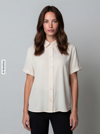 Frauenmodel trägt Regular Fit Hemdbluse mit 1/2-Arm von Jake*s Casual, cremefarbener Viskose-Mix, glatte Textur, Knopfleiste, Kentkragen, Ganzkörperansicht von vorne.