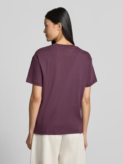 Vrouwenmodel draagt T-shirt uit puur katoen van Stefanel, los model, ronde hals, ruglengte bij maat S 62 cm, Ganzkörperansicht Rückansicht.