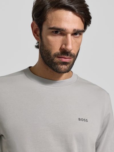 Męski model nosi Regular Fit T-Shirt aus Baumwoll-Mix od BOSS Green, jednolity kolor, krótki rękaw, print z logo, bawełniana mieszanka, zbliżenie na górną część tułowia.