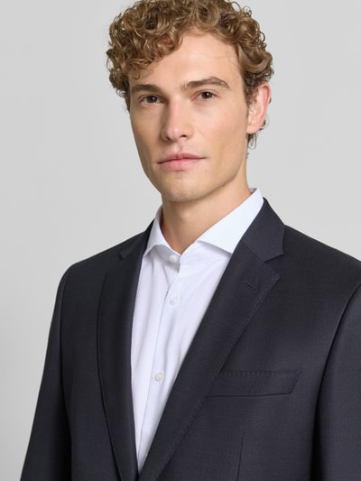 Männermodel trägt Slim Fit Businesshemd aus reiner Baumwolle Modell 'H-Hank-SP' von BOSS in Weiß, Nahaufnahme Oberkörper, Herren Businesshemd von BOSS