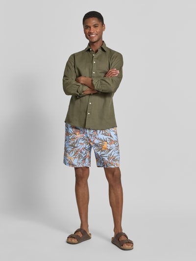 Männermodel trägt Regular Fit Shorts aus Lyocell-Baumwoll-Mix von Armedangels mit Optik:Allover-Muster, Ganzkörperansicht von vorne.
