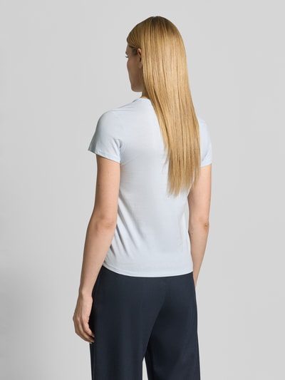 Frauenmodel trägt Regular Fit T-Shirt aus reiner Baumwolle Modell 'Eventsa11' von BOSS, unifarben, Jersey, kurzarm, Ganzkörperansicht Rückansicht.