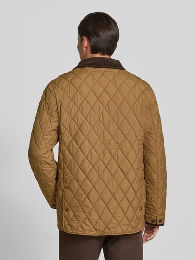 Männermodel trägt Regular Fit gewatteerd jack met corduroy platte kraag van Polo Ralph Lauren, look: effen, gestikt logo, doorgestikte inzet, lange mouwen, steekzakken, knoopsluiting, Ganzkörperansicht Rückansicht
