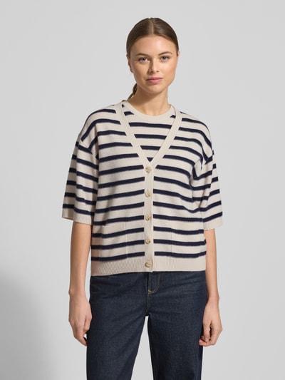 Modelka nosi Kardigan aus Wolle-Kaschmir-Mix mit 1/2-Arm von LUISA CERANO, mieszanka wełny i kaszmiru, krój relaxed fit, dekolt w serek, listwa guzikowa, rękaw o dł. 1/2, długość tyłu w rozmiarze 36: 57 cm, długość rękawa w rozmiarze 36: 34 cm, kremowe i granatowe paski, prosty fason, tekstura miękka, widok całej sylwetki z przodu.