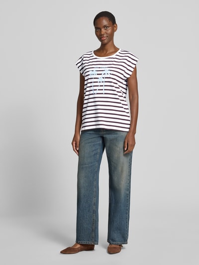Vrouwenmodel draagt T-shirt met motiefprint model 'Fenjal' van FREE/QUENT, mix van biologisch katoen en elastaan, regular fit, ronde hals, ruglengte bij maat S 63 cm, blauw-witte strepen, vooraanzicht op volledig lichaam