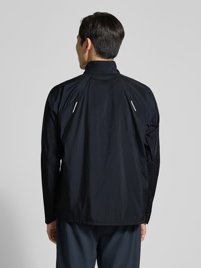 Männermodel trägt Jacke mit Stehkragen und Logo von Salomon in Schwarz, Regular-Fit, Rückenlänge 70 cm, Rückenansicht, Detailaufnahme.