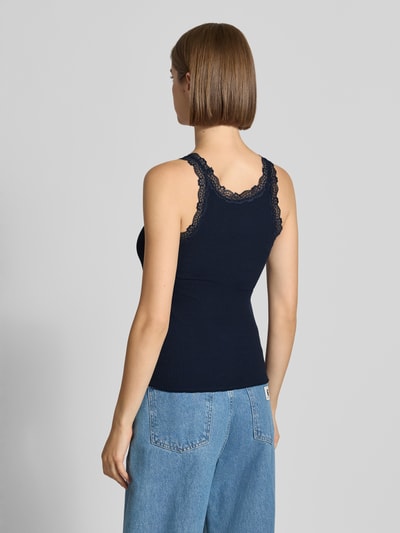 Młody modelka nosi granatowy top z mieszanki bawełny Slim Fit Tanktop aus Baumwoll-Mix model 'SARA SHARAI' od ONLY, widok całej sylwetki z tyłu, damski top od ONLY