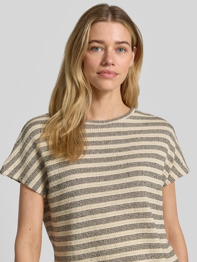 Frauenmodel trägt Damen T-Shirt mit Strukturmuster Modell 'Sedopa' von OPUS, beige und schwarz gestreift, Baumwoll-Mix, Nahaufnahme Oberkörper.