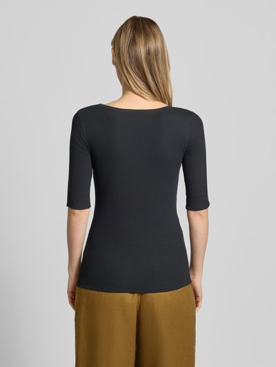 Frauenmodel trägt T-Shirt mit Ärmelaufschlag und Rundhalsausschnitt von Marc Cain, Schwarz, körpernaher Schnitt, Feinripp, Rückenansicht