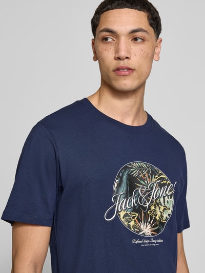 Männermodel trägt Herren T-Shirt mit Rundhalsausschnitt Modell 'HONOLULU' von Jack & Jones, Reine Baumwolle, Regular-Fit, Print, Nahaufnahme Oberkörper.