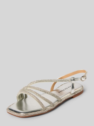 Produktfoto, Sandalette mit Ziersteinbesatz von ALMA EN PENA in Silber, glatte Sohle, schmale Riemen, Dornschließe, flacher 2 cm Absatz, Schaftweite 7 cm, auf neutralem Hintergrund.