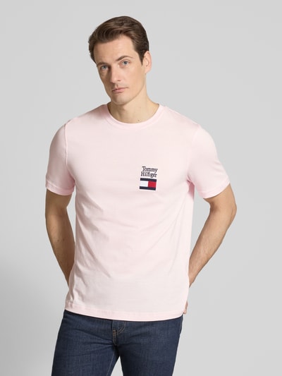 Männermodel trägt Regular fit T-shirt uit puur katoen Model 'BRAND LOVE TEXT' van Tommy Hilfiger, look: effen, korte mouw, ronde hals, labelstitching-applicatie, gestikt logo, ganzkörperansicht van voren.