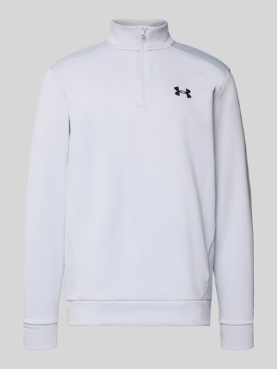Produktfoto, Sweatshirt mit Label-Detail von Under Armour in Weiß, Stehkragen mit kurzem Reißverschluss, gerippte Abschlüsse, lockerer Schnitt, Rückenlänge 72 cm, Ärmellänge 67 cm.