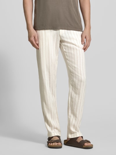 Männermodel trägt Regular Fit Hose aus Leinen-Viskose-Mix von MCNEAL, cremeweiß mit feinen Streifen, Eingrifftaschen, Nahaufnahme Unterkörper, Bundweite 46 cm, Innenbeinlänge 84 cm, Größe M.