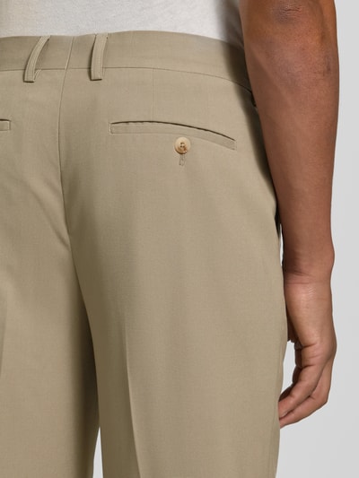 Männermodel trägt Straight Fit Hose mit Viskose-Anteil Modell 'Wesley' von Matinique, beige, glatte Struktur, Detailaufnahme Gesäßpartie. Herren Hose von Matinique, elastischer Material-Mix mit Viskose-Anteil, Bügelfalten, Gesäßtaschen, Haken- und Reißverschluss.