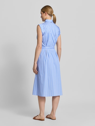 Frauenmodel trägt Hemdblusenkleid mit Gürtel von Liu Jo White aus blau-weiß gestreiftem Baumwoll-Mix mit Stretch-Anteil, A-Linie, Midikleid, Hemdblusenkragen und verdeckter Knopfleiste; Rückenlänge bei Größe 36: 119 cm, Brustweite: 39 cm, Ganzkörperansicht Rückansicht.
