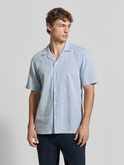 Männermodel trägt Relaxed Fit Freizeithemd aus Leinen-Baumwoll-Mix von Lindbergh in Hellblau mit Reverskragen und Knopfleiste, Ganzkörperansicht von vorne. Rückenlänge bei Größe M: 76 cm, Schulterbreite bei Größe M: 47 cm, Ärmellänge bei Größe M: 25 cm.