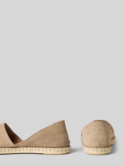 Produktfoto, Espadrilles aus Leder mit Label-Patch Modell 'CARMEN' von Verbenas, beiger Farbton, strukturierte Sohle, abgerundete Form, seitliche und Rückansicht, echtes Leder, Absatzhöhe 2 cm, Schafthöhe 7 cm, Schaftweite 5 cm.