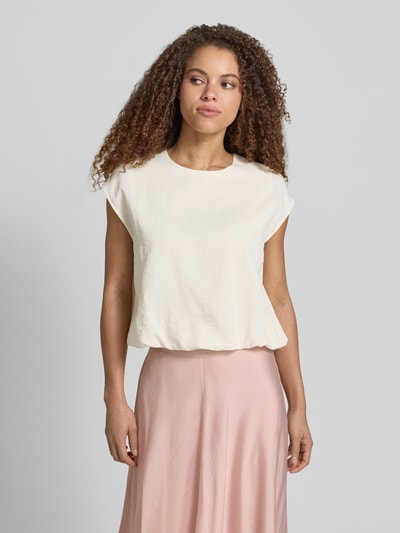 Frauenmodel trägt Bluse mit Rundhalsausschnitt und Kappärmeln von Jake*s Collection in Creme, kombiniert mit rosafarbener Rock, gerader Schnitt, glatte Textur, Ganzkörperansicht von vorne.