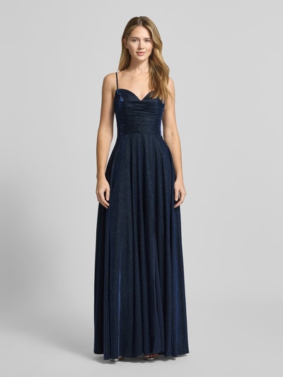 Frauenmodel trägt Regular Fit Abendkleid in Glitzer-Optik von Luxuar in dunkelblau mit gelegten Falten und Spaghetti-Trägern, Ganzkörperansicht von vorne.
