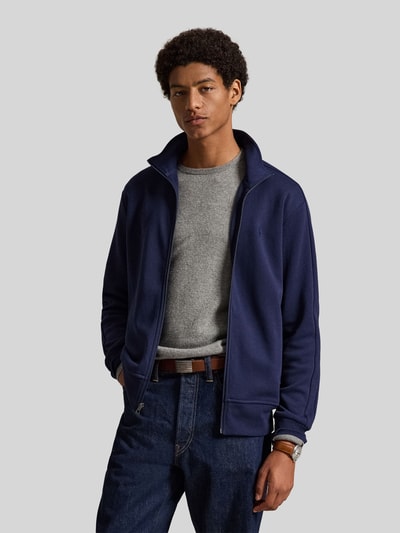 Männermodel trägt Relaxed Fit Sweatjacke aus Baumwoll-Mix von Polo Ralph Lauren in Dunkelblau, glatte Textur, Ganzkörperansicht von vorne. Herren Sweatjacke von Polo Ralph Lauren.