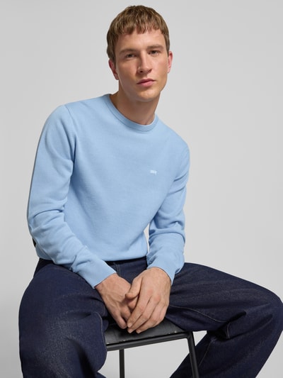 Männermodel trägt Sweatshirt mit Rundhalsausschnitt und Logo-Stitching von Levi's®, hellblau, gerader Schnitt, Baumwoll-Mix, Nahaufnahme Oberkörper