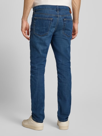 Männermodel trägt Slim Fit Jeans mit 5-Pocket-Design von Calvin Klein Jeans aus Baumwoll-Mix mit Stretch-Anteil, Ganzkörperansicht Rückansicht.