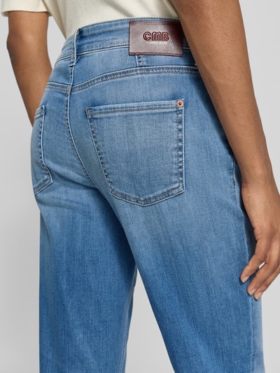Frauenmodel trägt Slim Fit Jeans aus Baumwoll-Mix Modell 'PEARLIE' von CAMBIO, mittelblaue Waschung, sichtbare Taschen, Ganzkörperansicht Rückansicht, Damen Slim Fit Jeans von CAMBIO.