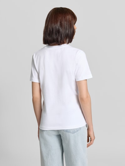 Frauenmodel trägt T-Shirt mit Label-Patch und Rundhalsausschnitt von Closed in Weiß, reine Baumwolle, Regular Fit, Rückansicht Ganzkörperansicht.