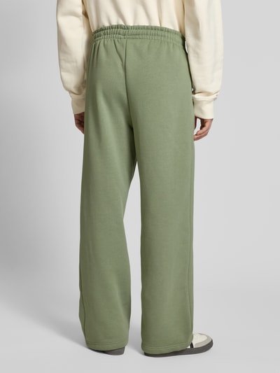 KARL KANI Sweatpants mit Label-Detail und elastischem Bund Oliv 5