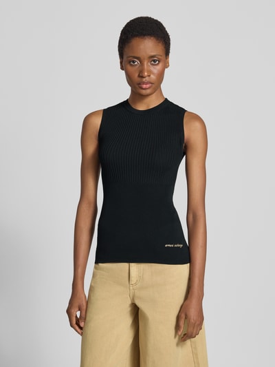 Frauenmodel trägt Top aus Viskose-Mix in Ripp-Optik von Armani Exchange, schwarzer Farbton, eng anliegende Passform, Ganzkörperansicht von vorne.