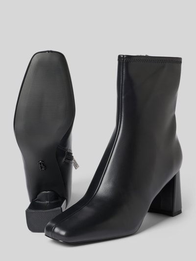 Produktfoto, schwarze Stiefeletten in Leder-Optik Modell 'Hurst' von Steve Madden mit Blockabsatz, eckiger Form und seitlichem Reißverschluss, glatte Sohle, Absatzhöhe 7 cm, Schafthöhe 17 cm, Schaftweite 12 cm