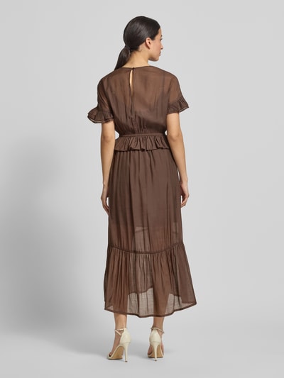 Frauenmodel trägt Maxikleid aus Viskose-Mix im Stufen-Look Modell 'Gunnvor' von mbyM in Braun mit transparenter Textur, taillierter Schnitt, Rückenansicht, Ganzkörperansicht Rückansicht. Kontext: Damen Maxikleid von mbyM, Viskose-Mix, Taillierter Schnitt, Stufen-Look, V-Ausschnitt, Wickel-Optik, Rückenlänge bei Größe S: 134 cm, Brustweite bei Größe S: 43 cm, Ärmellänge bei Größe S: 7 cm.