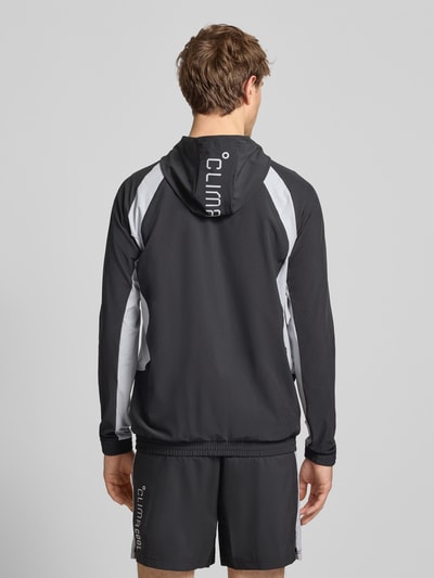 Männermodel trägt Sweatjacke mit Kapuze von adidas Training in Schwarz-Grau mit Material-Mix, Lockerer-Schnitt, Kapuze, Reißverschluss, Label-Print, Eingrifftaschen, Ganzkörperansicht Rückansicht.