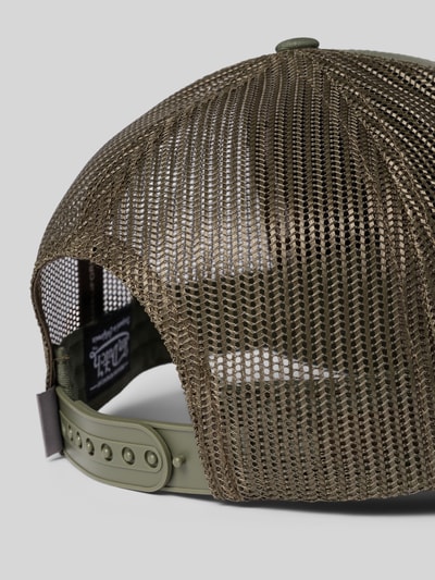 Produktfoto, Trucker Cap mit Label-Print und verstellbarem Riegel von Von Dutch aus Baumwoll-Mix, oliv, Netzstruktur, Rückseite sichtbar.