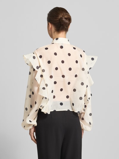 Vrouwenmodel draagt Regular Fit strikblouse met rüschen model 'DOROTHY' van Vero Moda, all-over polkadots, semi-transparant, ballonmouwen, elastische mouwboorden, knoopsluiting, rugaanzicht
