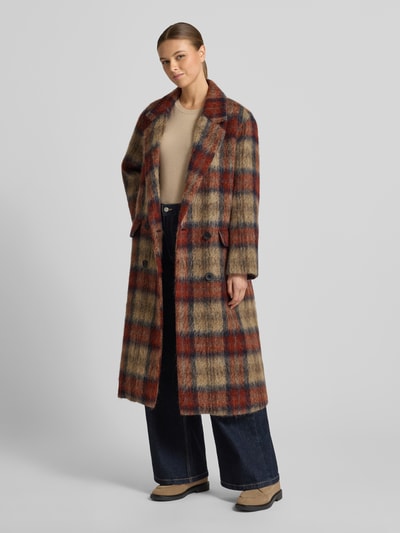 Frauenmodel trägt Mantel mit Reverskragen von Mango im karierten Design, Material-Mix mit Lanawoll-Anteil, Regular-Fit, Vorderansicht Ganzkörperansicht. Rückenlänge Größe S 122 cm, Schulterbreite 44 cm, Brustweite 52 cm, Ärmellänge 58 cm, Knopfverschluss, Pattentaschen.
