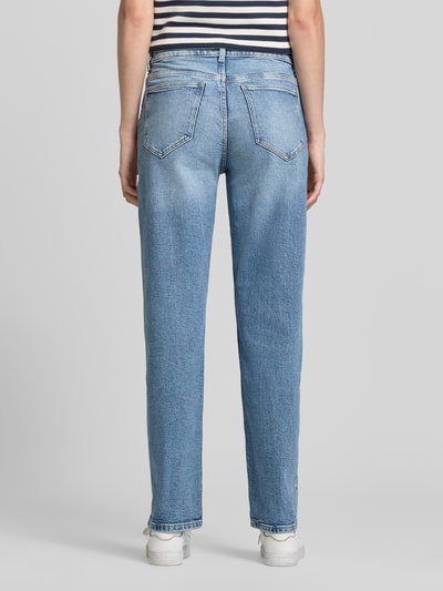 Frauenmodel trägt Straight Fit Jeans aus Baumwoll-Mix von Jake*s Casual in hellem Blau, lockere Passform, sichtbare Taschen, Ganzkörperansicht Rückansicht.