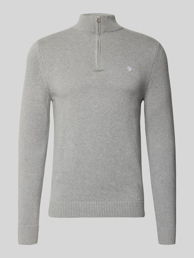 Produktfoto, Slim Fit Strickpullover aus reine Baumwolle von REVIEW in Hellgrau mit Troyer-Kragen, Label-Stickerei, gerippte Abschlüsse