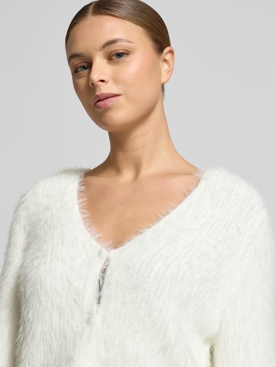 Frauenmodel trägt Regular Fit Jacke aus Kunstfell im Halbarm-Design von Jake*s Cocktail in Weiß, V-Ausschnitt, Nahaufnahme Oberkörper.