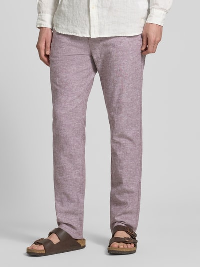 Männermodel trägt Gerade Hose aus Leinen-Baumwoll-Mix von Tom Tailor, Optik: Unifarben, Passform: Gerade, Label-Patch, seitliche Eingrifftaschen, Knopf-Reißverschluss, Ganzkörperansicht von vorne.