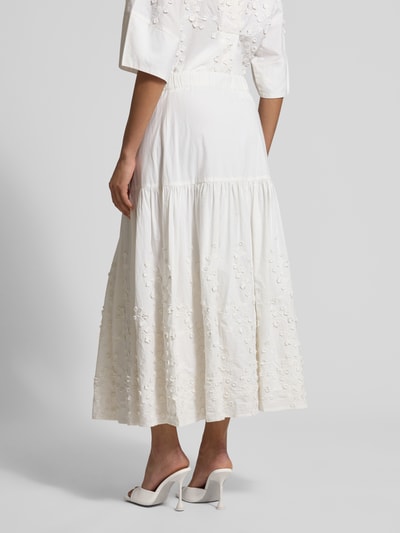 Frauenmodel trägt Maxirock mit Stitchings von JAKE*S STUDIO WOMAN in Weiß, A-Linie, strukturierte Oberfläche, Ganzkörperansicht Rückansicht.