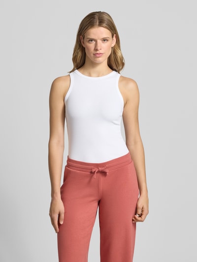 Frauenmodel trägt Tanktop mit Feinripp von REVIEW aus Baumwoll-Elasthan-Mix, Rundhalsausschnitt, Körpernahe Passform, Ganzkörperansicht von vorne.