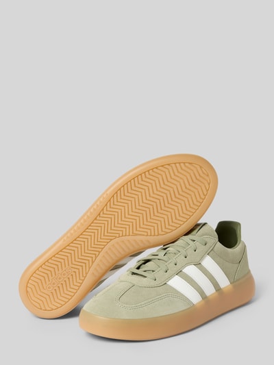 Produktfoto, Sneaker mit Schnürverschluss von adidas Sportswear für Herren aus Echtleder mit abgerundeter Spitze, Label-Detail, strukturierter Sohle, Absatzhöhe 3 cm, Schafthöhe 5 cm, Schaftweite 6 cm, hellgrün-beige mit weißen Details und hellbrauner Sohle