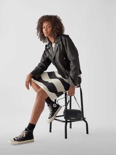 Jacquemus Crossbody Bag mit Label-Applikation Schwarz 1