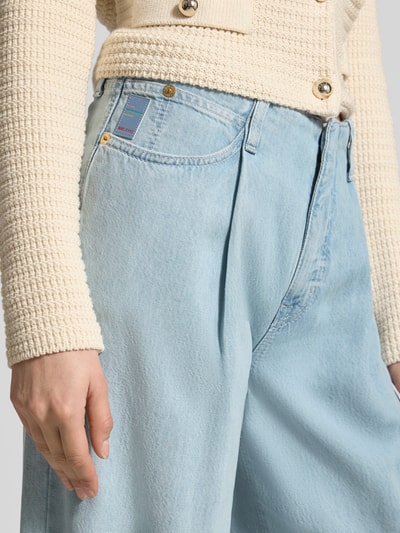 Kobiece model prezentuje Wide Leg Jeans im 5-Pocket-Design Modell 'Naila' od MAC z lyocellu, jasnoniebieski, tekstura gładka, zapięcie na haftkę i zamek błyskawiczny, szerokość w rozmiarze 36/32: 39 cm, długość wewnętrzna nogawki: 8 cm, z przodu zbliżenie na górną część spodni