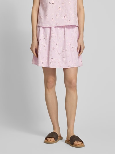 Frauenmodel trägt Regular Fit Mini-Rock aus reiner Baumwolle Modell 'BANNA' von Pieces, mehrfarbig, florales Muster, Popeline, Nahaufnahme Unterkörper.